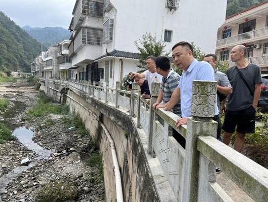 益阳市生态环境局直击现场 督促生态环境问题整改